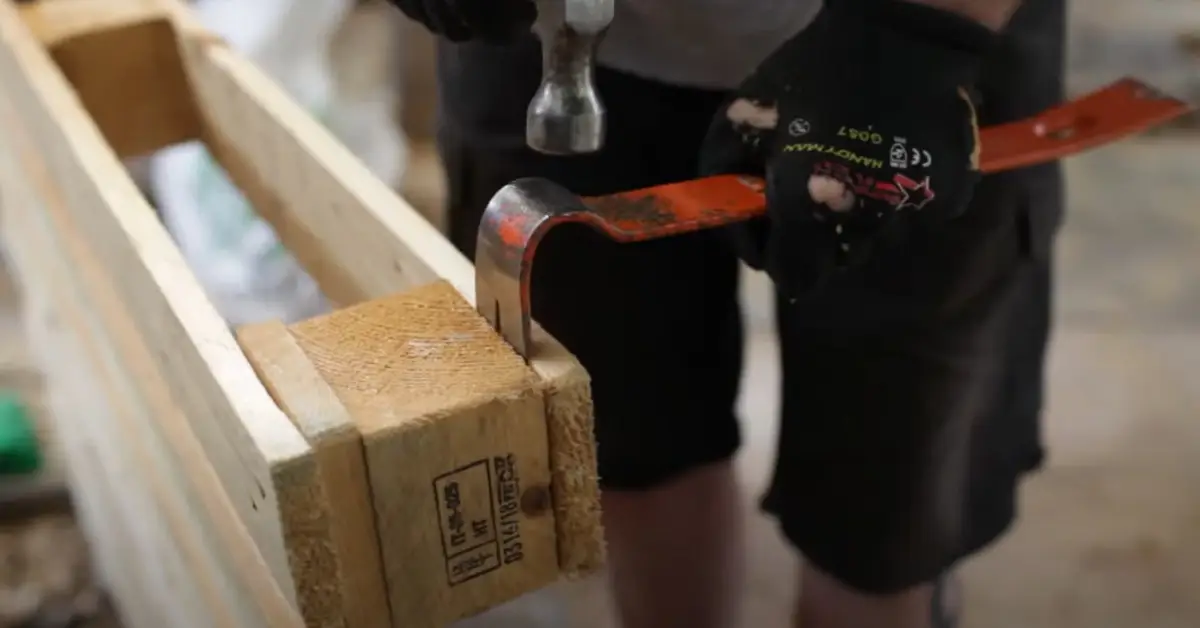 Phương pháp tháo pallet gỗ bằng dùng pallet buster 