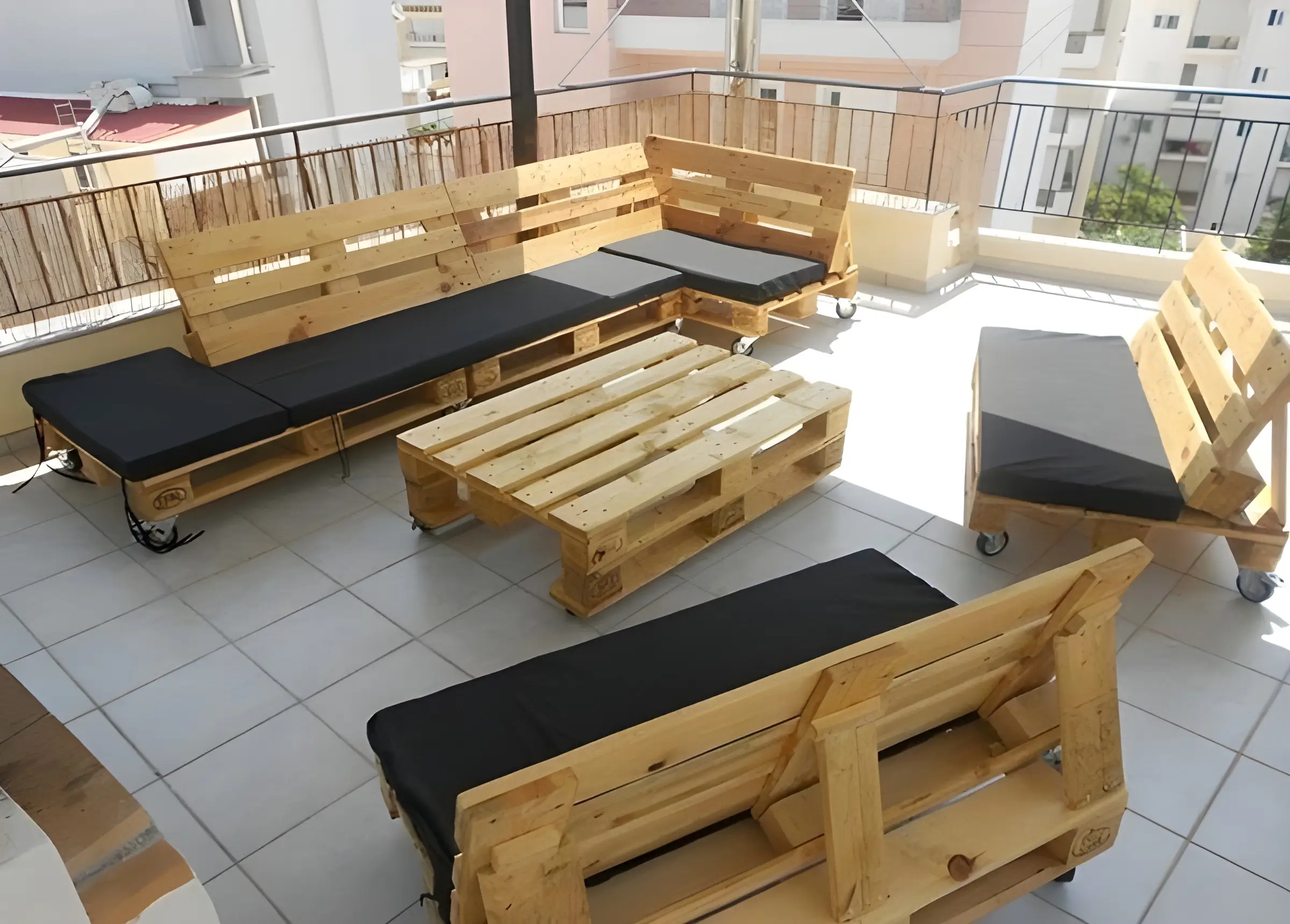 Sofa pallet gỗ làm nội thất sáng tạo, tiện lợi và đầy phong cách cho không gian thư giãn