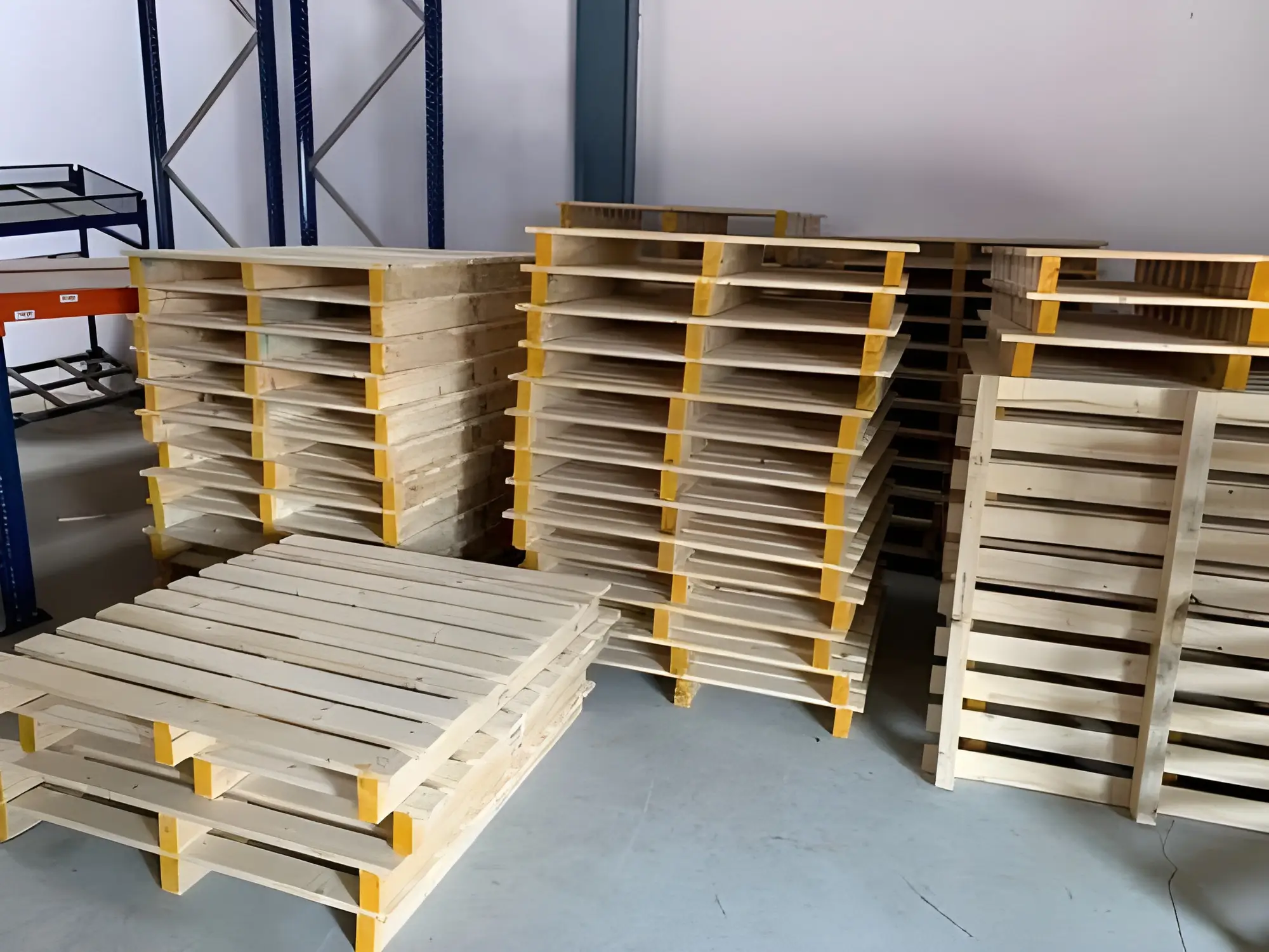 Bảo quản pallet gỗ đã sơn trong kho thoáng mát