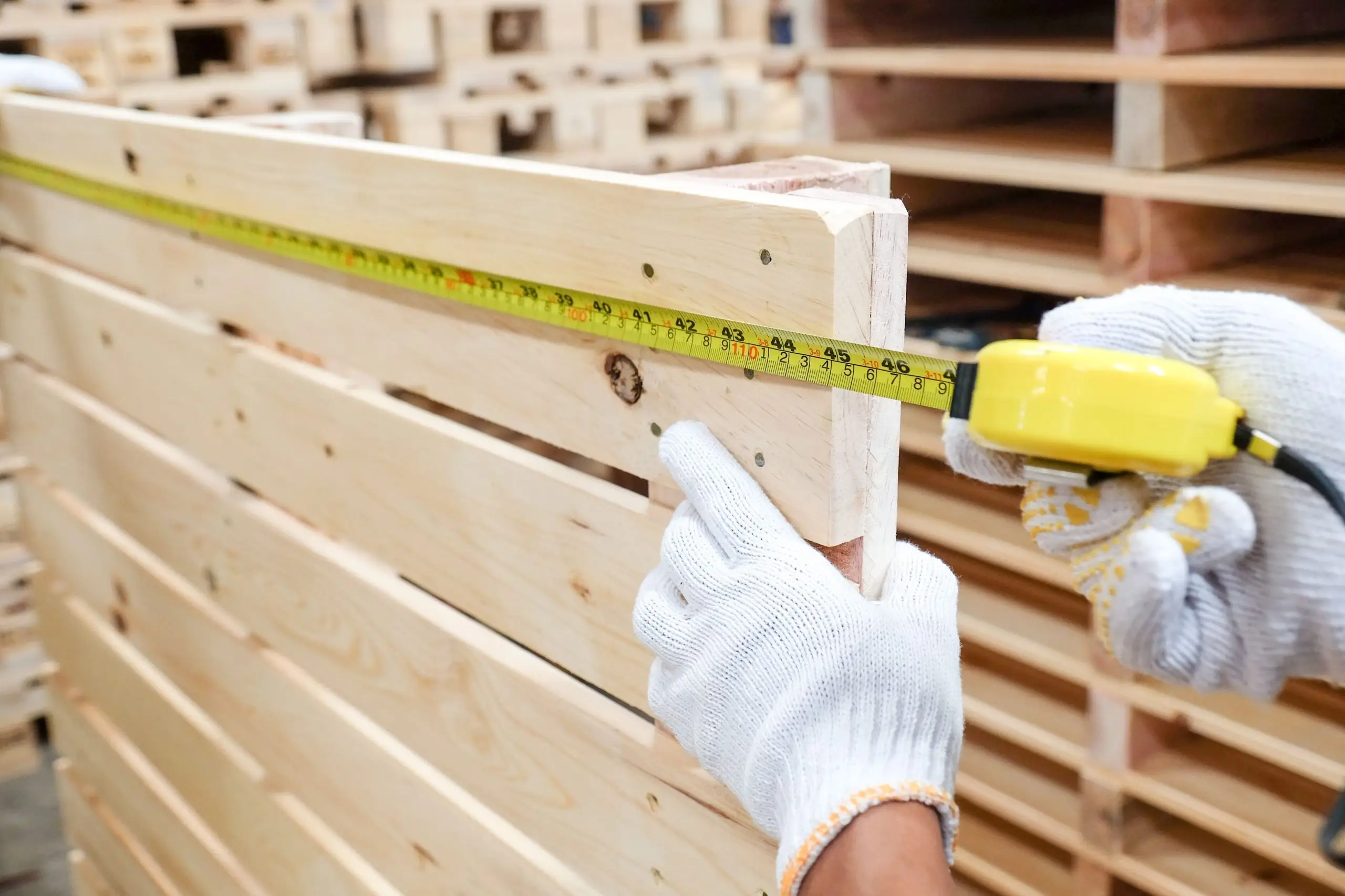 Đo kích thước và độ phẳng của pallet gỗ