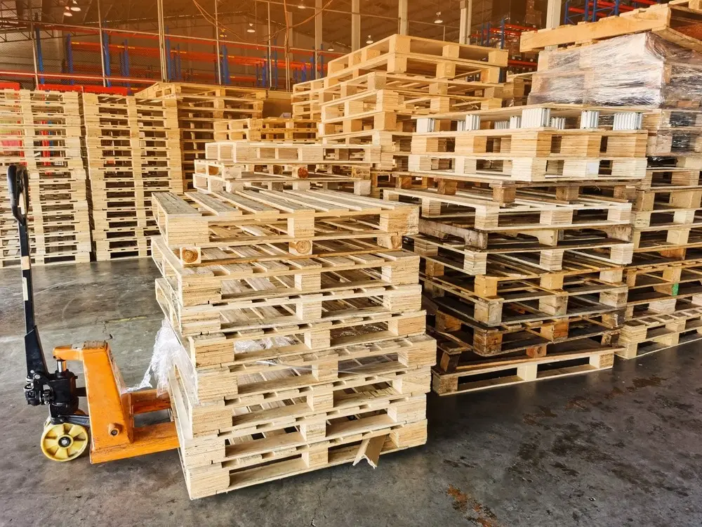Đưa càng xe nâng vào để thử khả năng chịu tải và vận hành của pallet gỗ
