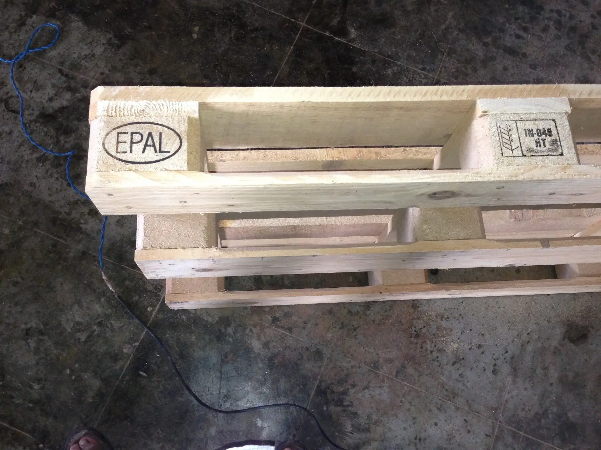 Kiểm tra dấu hun trùng trên pallet đóng có rõ ràng, đúng định dạng quốc tế hay không?