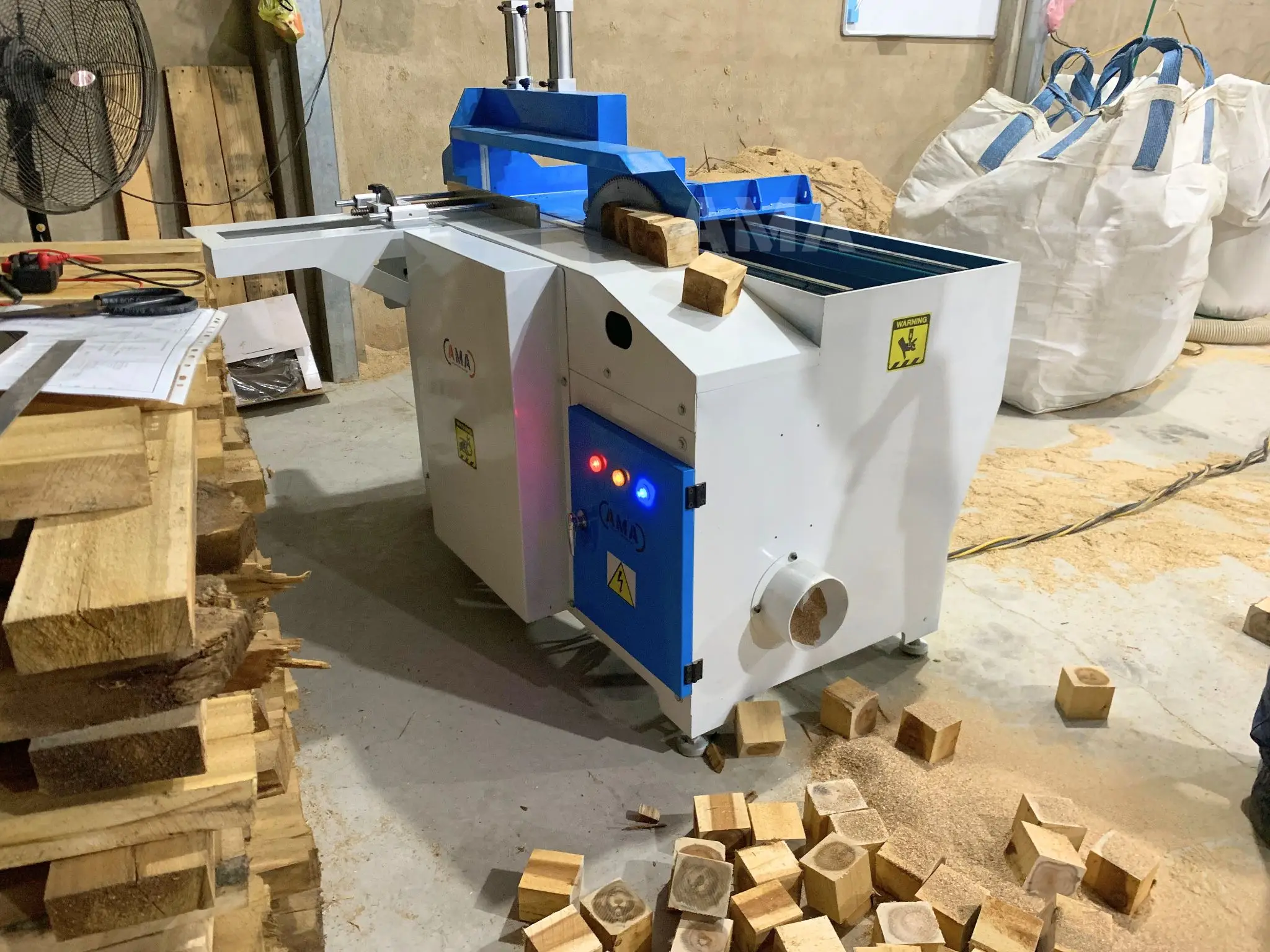 Máy cắt cục chân pallet tự động, đảm bảo kích thước chuẩn