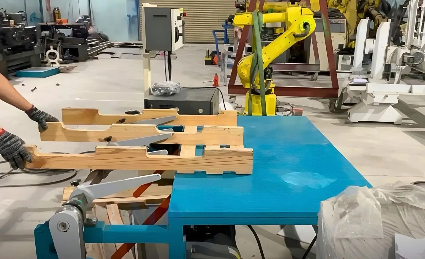 Máy tháo pallet giúp tháo rời nhanh chóng các thanh gỗ từ pallet cũ, tận dụng lại gỗ tốt để tái sử dụng