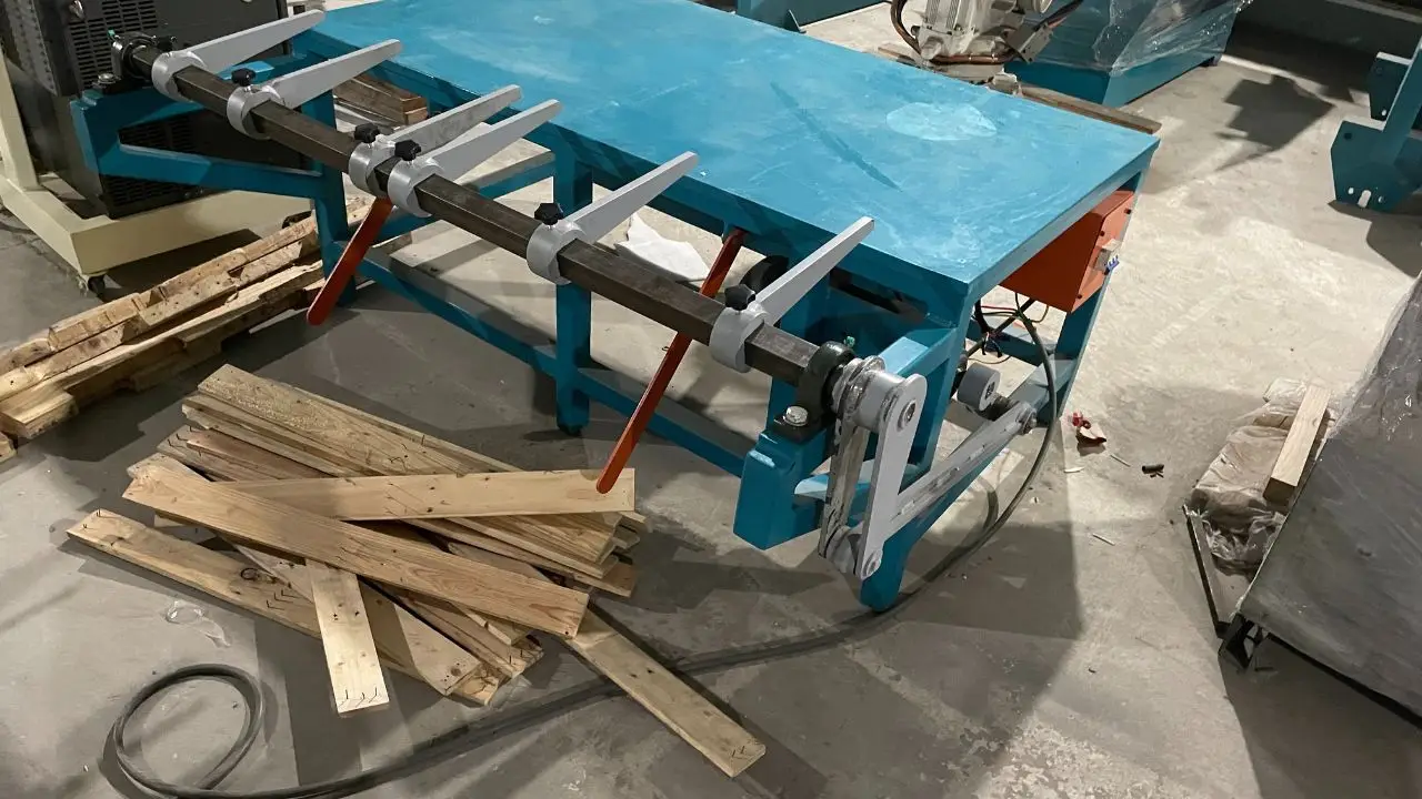 Máy tháo pallet tự động giúp tách nan gỗ nhanh chóng