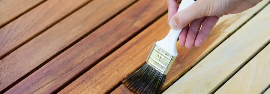 Sơn phủ lên bề mặt gỗ pallet sau khi đã chà nhám