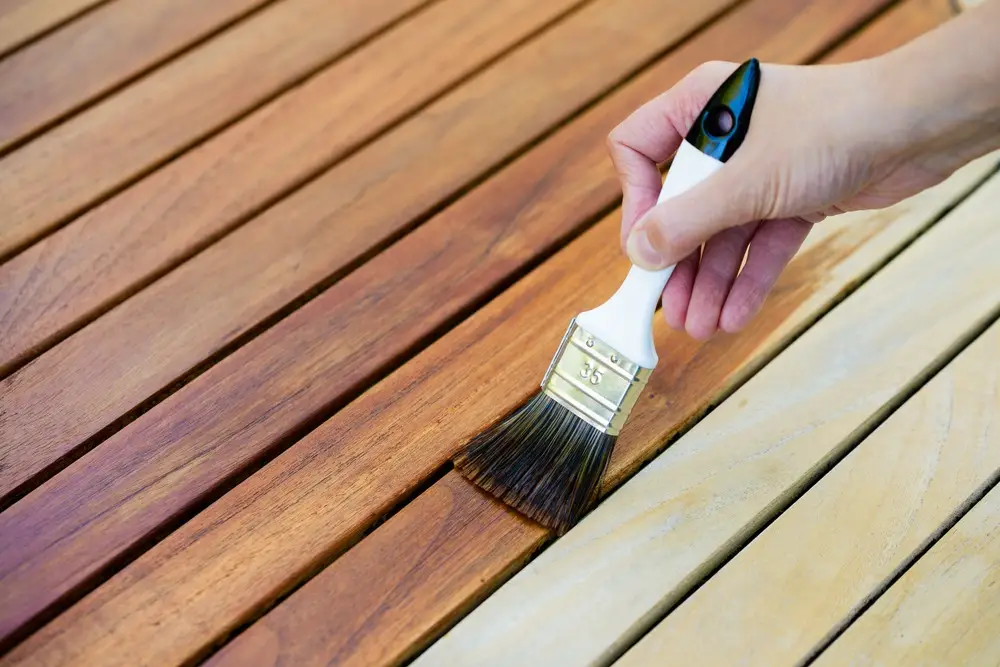 Sơn phủ lên bề mặt gỗ pallet sau khi đã chà nhám