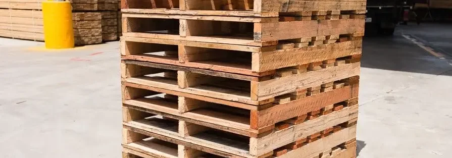 Pallet gỗ cứng với kết cấu chắc chắn