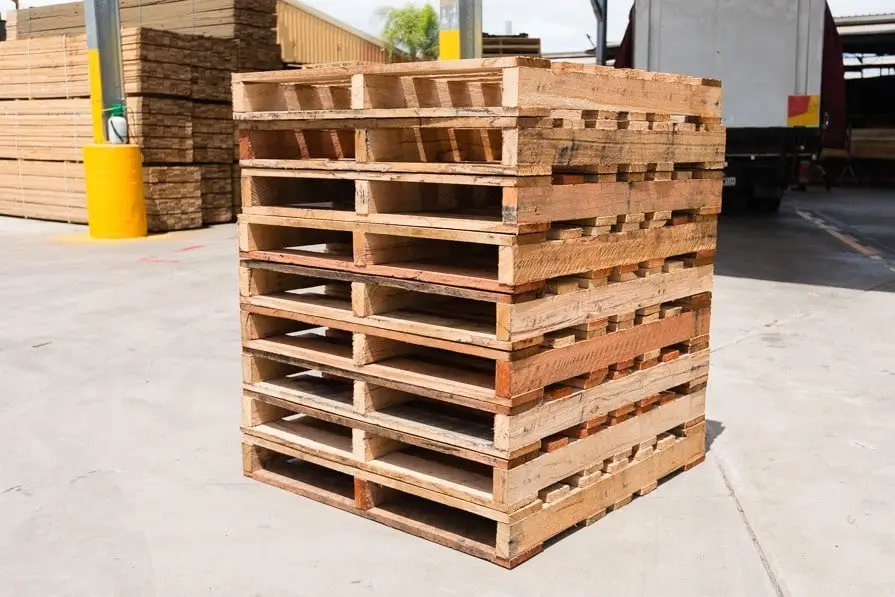 So sánh điểm khác biệt giữa pallet gỗ cứng và pallet gỗ mềm