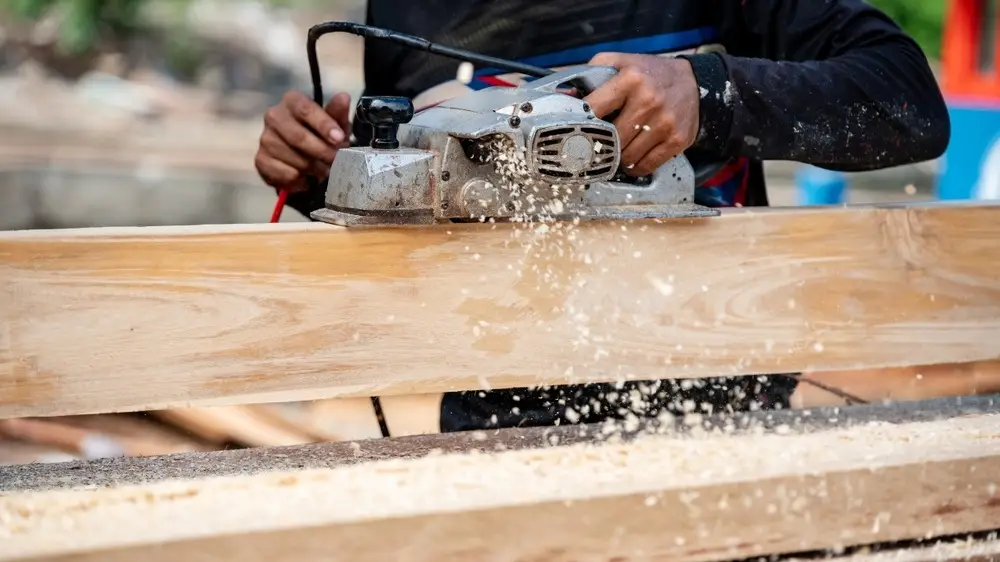 Cắt và xử lý bề mặt gỗ bằng máy bào