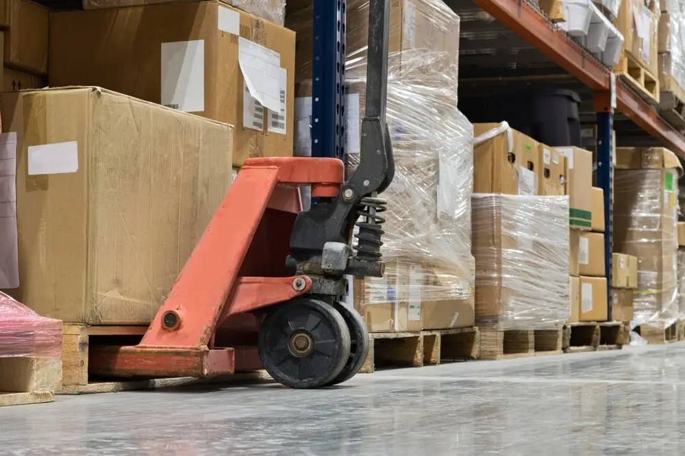 Pallet gỗ tái chế được sử dụng trong hệ thống kho vận