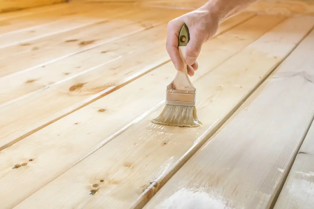 Phủ lớp sơn để bảo vệ bề mặt gỗ