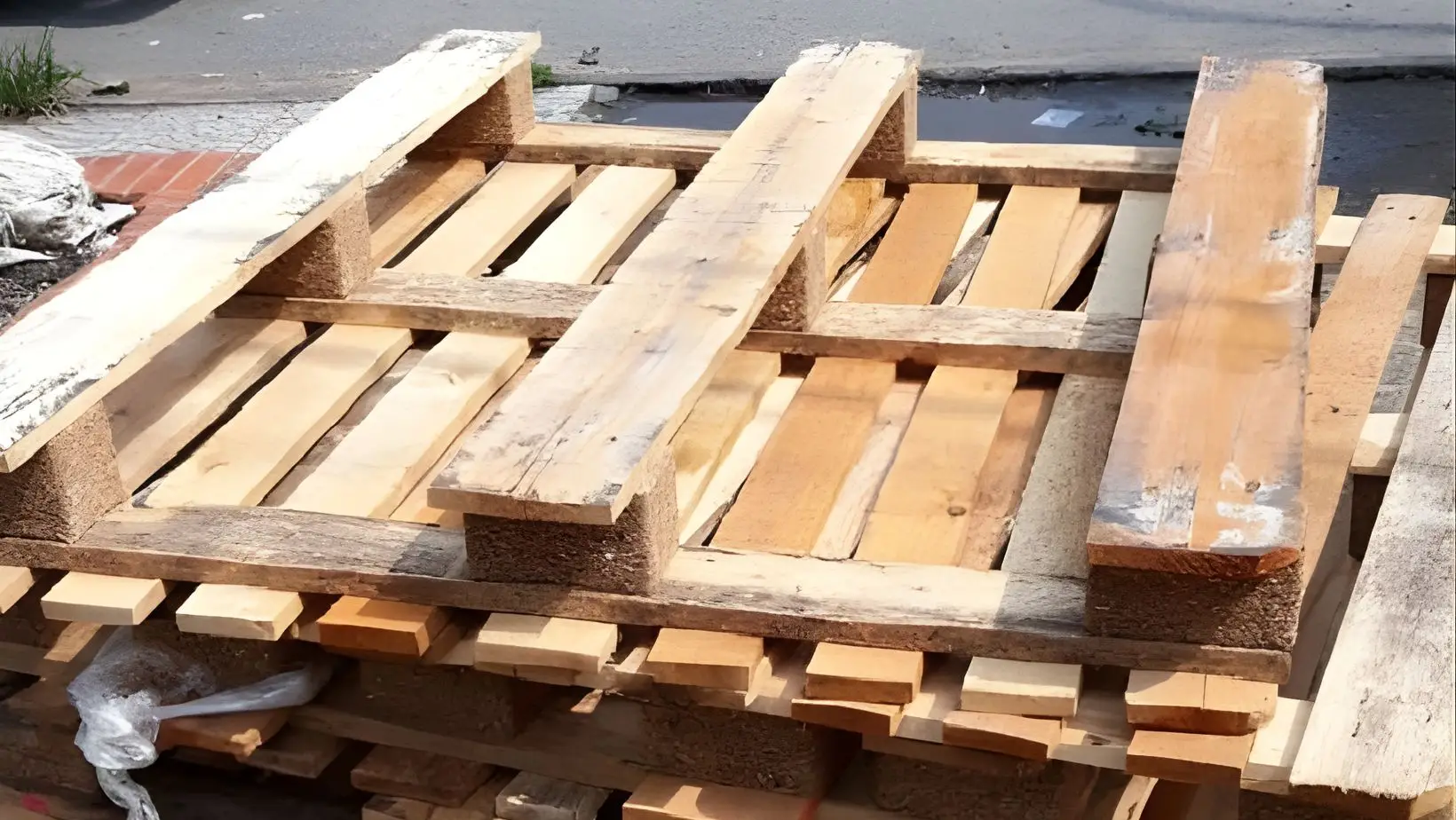 Pallet gỗ cũ sau sử dụng được thu gom và phân loại