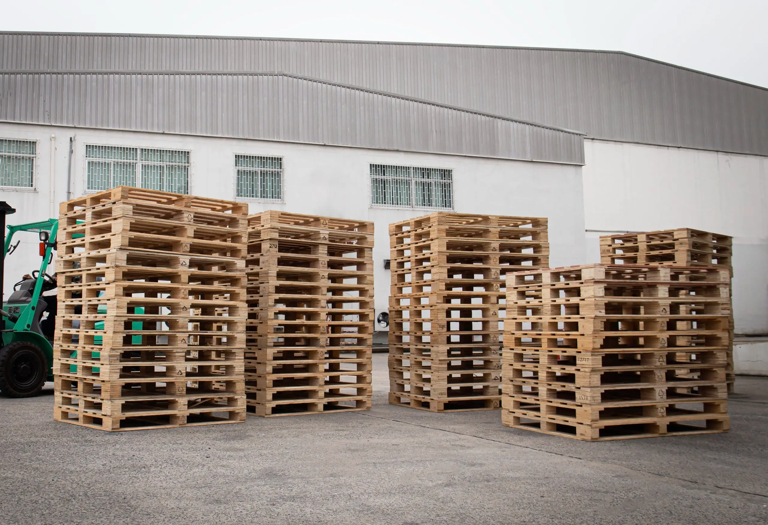 Quản lý và xếp chồng pallet gỗ đúng tiêu chuẩn