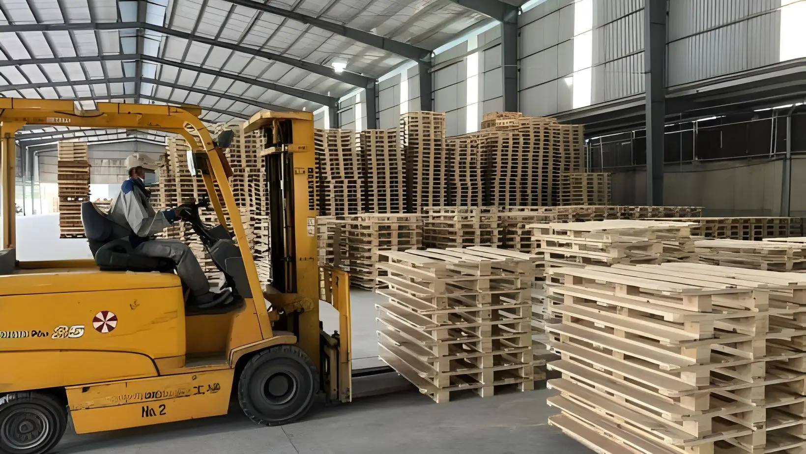 Sử dụng xe nâng để bốc xếp và luân chuyển pallet