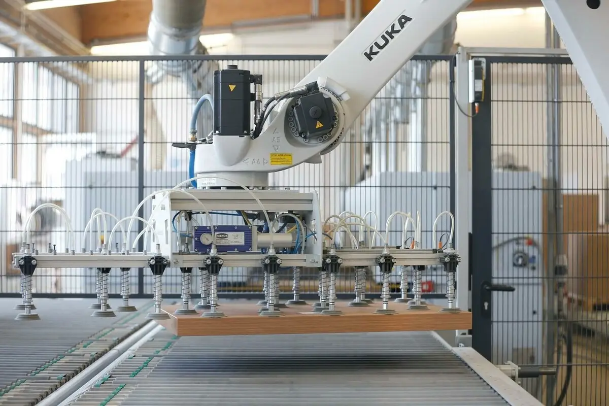 Tăng năng suất với robot tự động hóa ngành gỗ công nghiệp