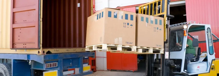 Xe nâng xếp pallet vào container đúng kỹ thuật