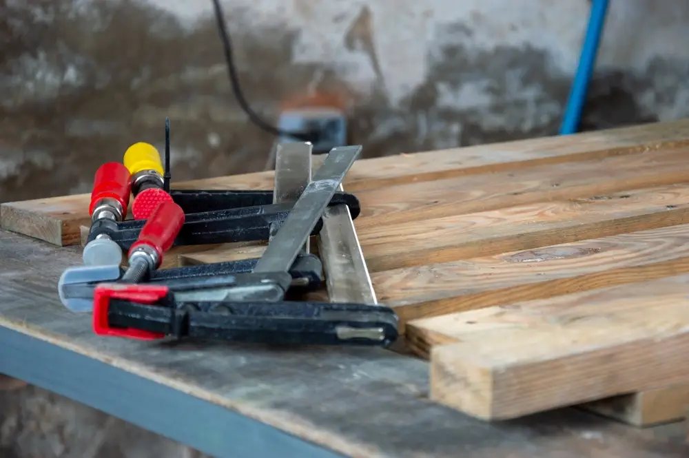 Đóng pallet bằng phương pháp thủ công