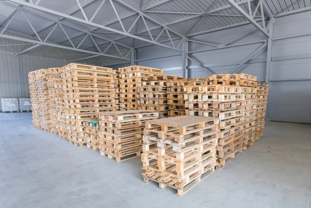 So sánh máy làm pallet gỗ với cách làm pallet truyền thống