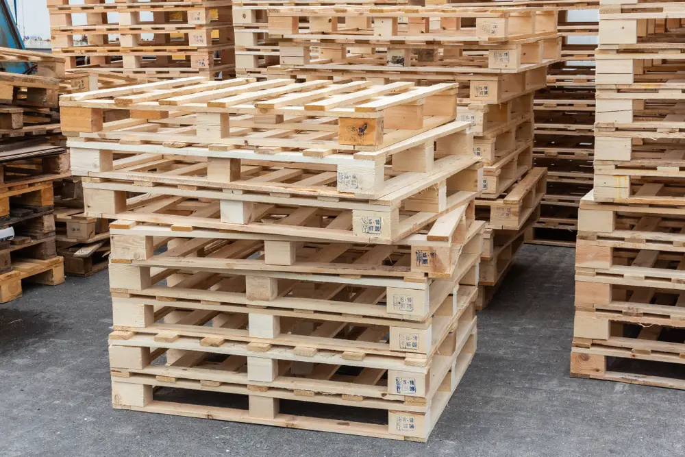Pallet gỗ thành phẩm được xếp chồng trong kho
