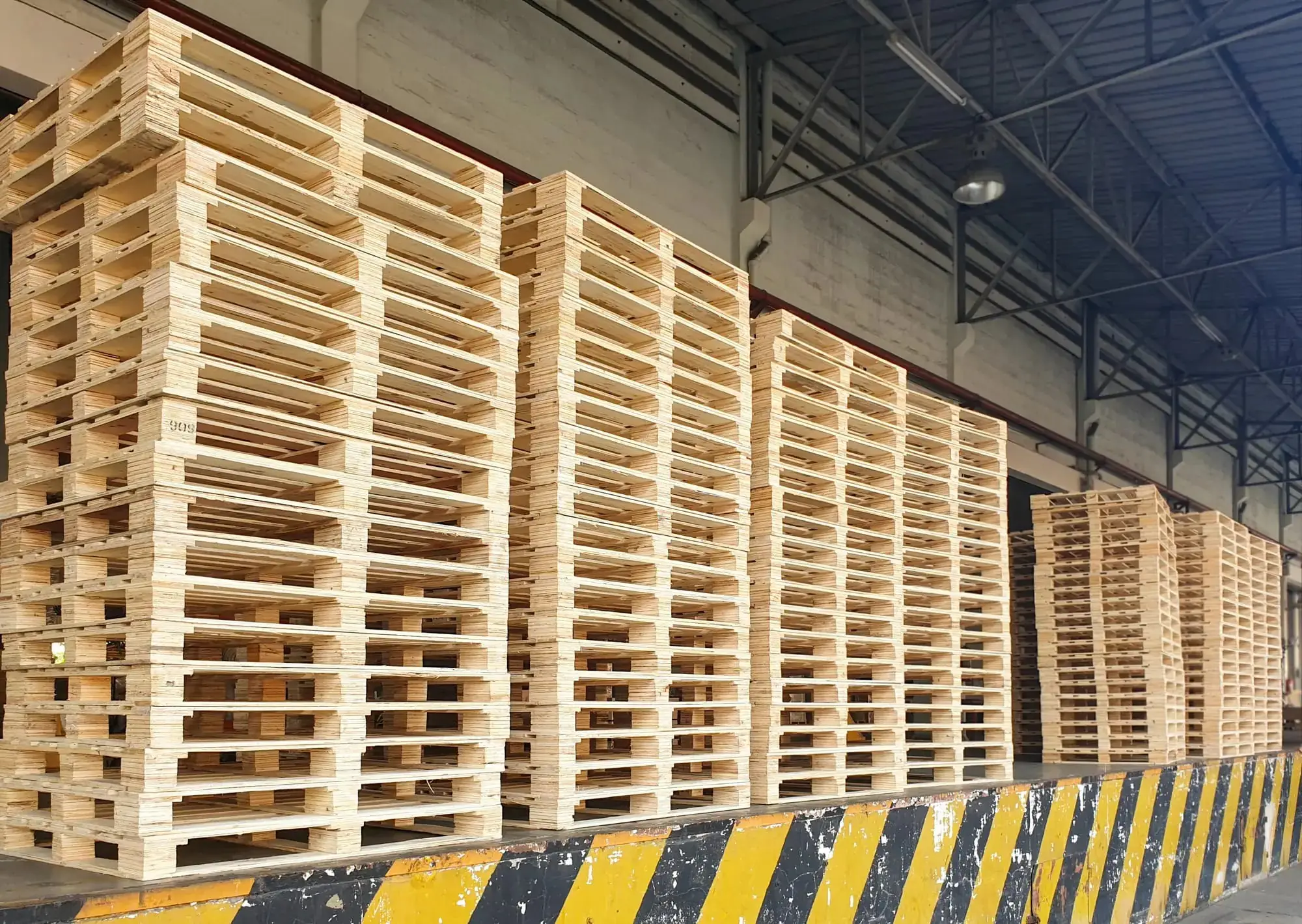 Pallet thành phẩm được xếp chồng khoa học