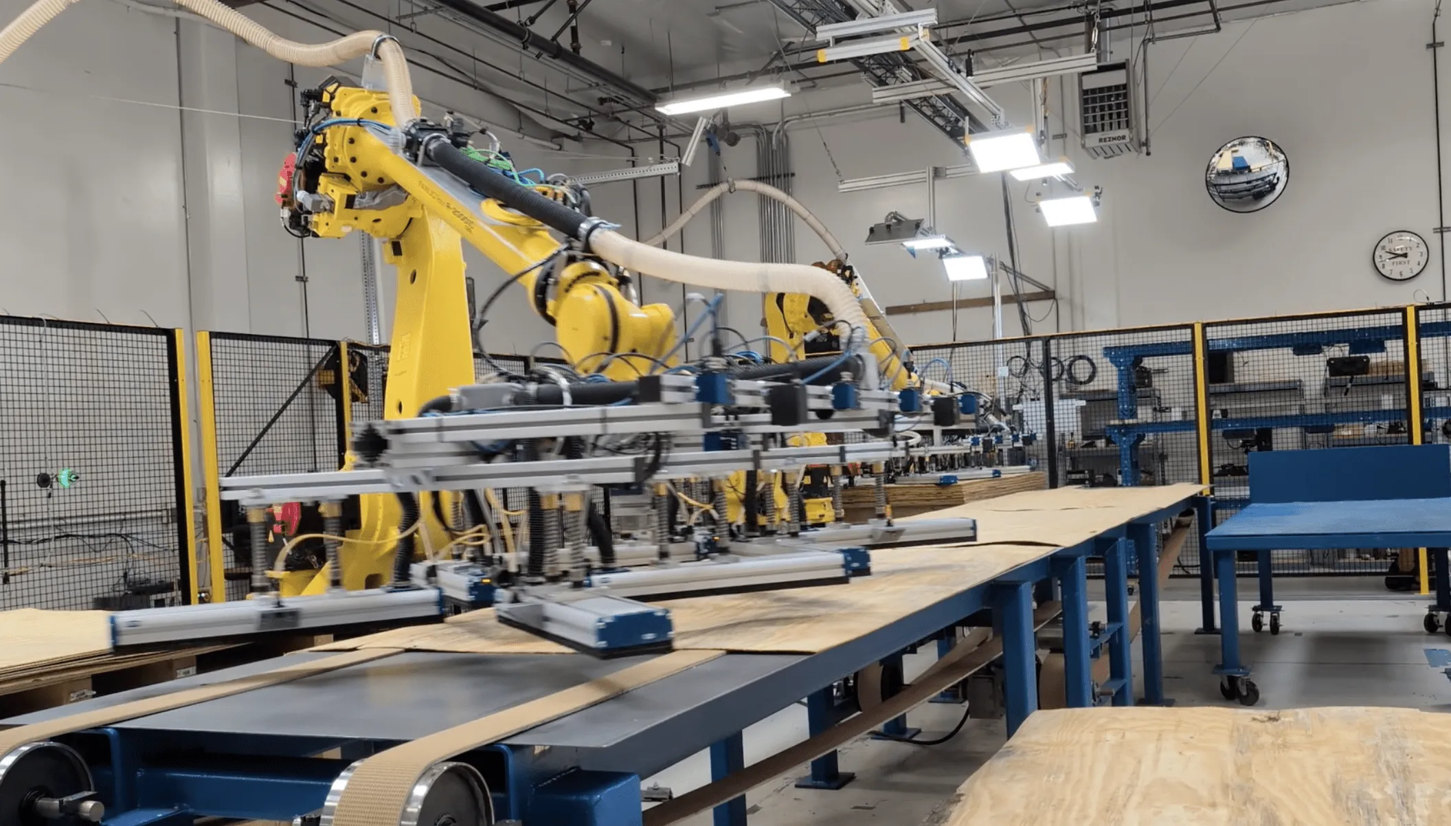 Robot công nghiệp thực hiện gắp và xử lý gỗ