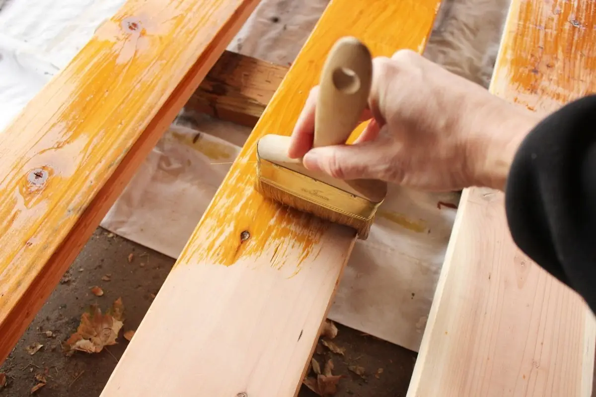 Sơn phủ bề mặt giúp tạo lớp bảo vệ