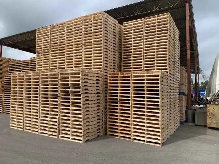 Pallet gỗ trong kho bãi thông minhlogistics toàn cầu