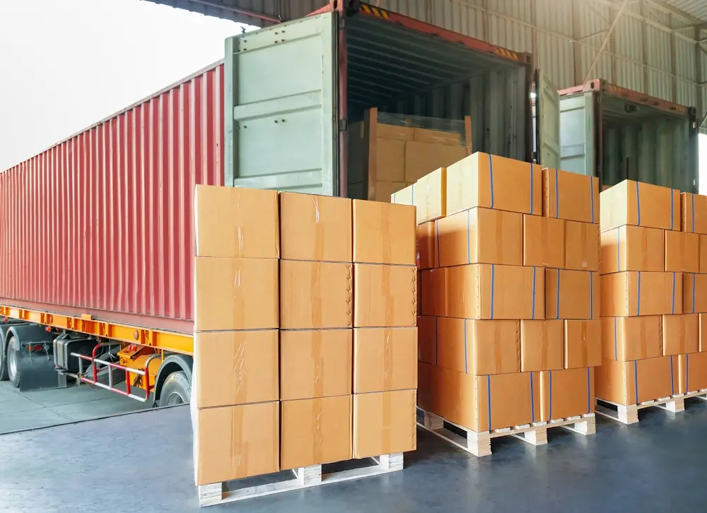 Hàng hóa được cố định trên pallet gỗ