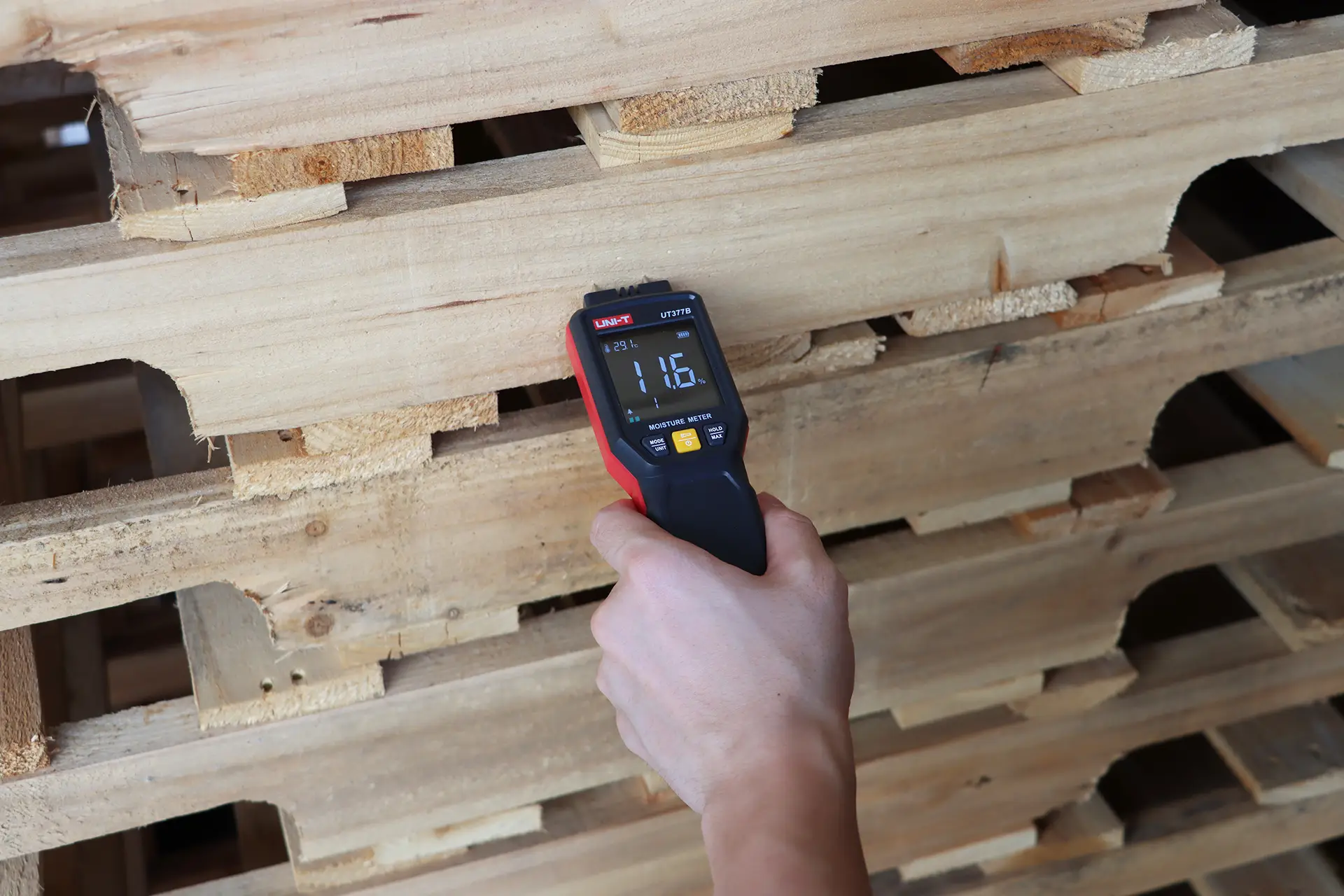 Kiểm tra độ ẩm cho pallet gỗ