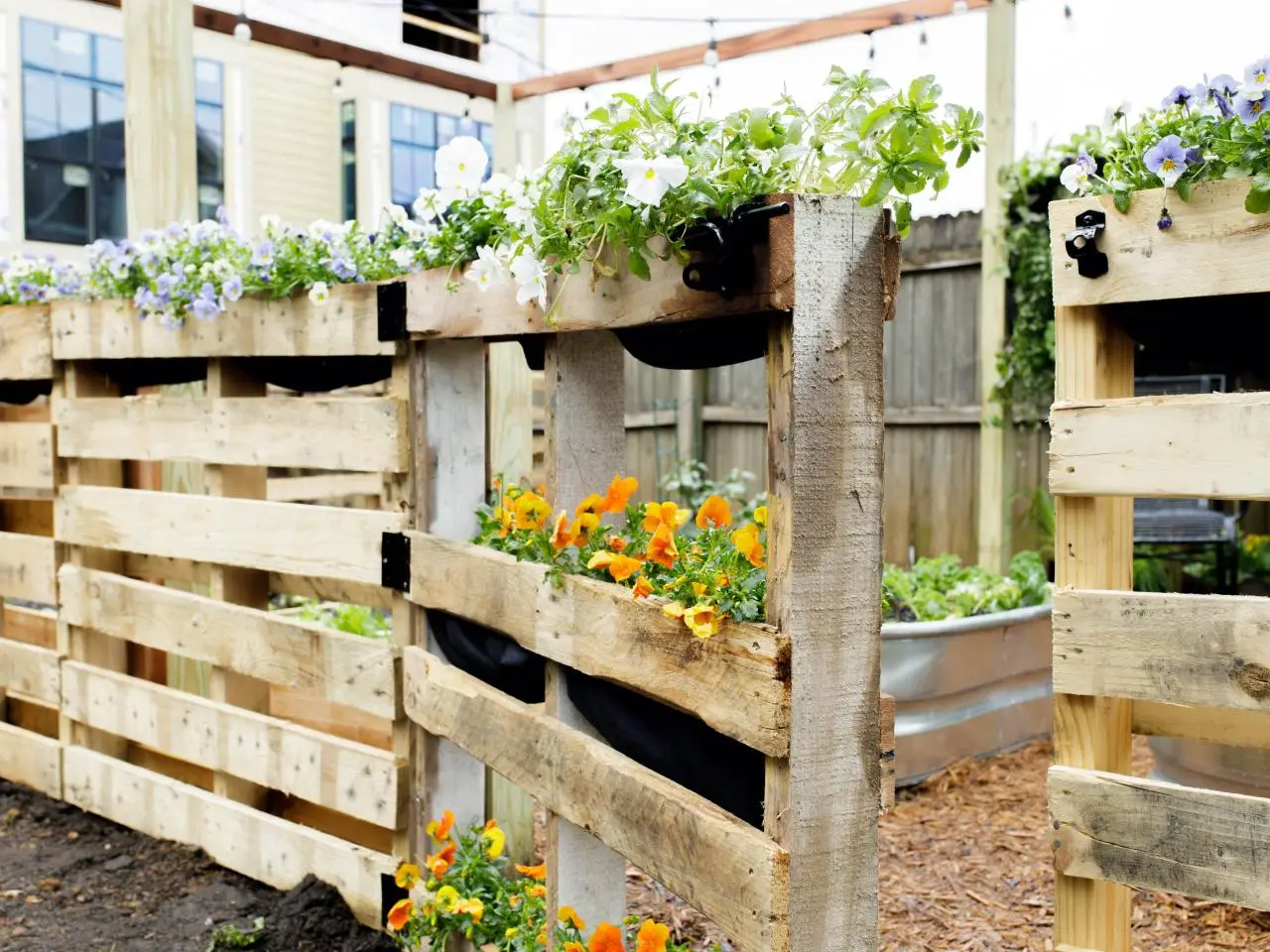 Tận dụng pallet cũ làm khu vườn