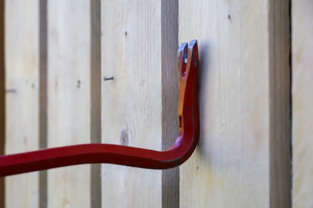 Tháo dỡ pallet gỗ bằng phương pháp thủ công