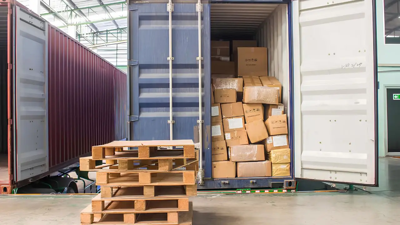 Pallet gỗ hỗ trợ vận chuyển hàng hóa trong container