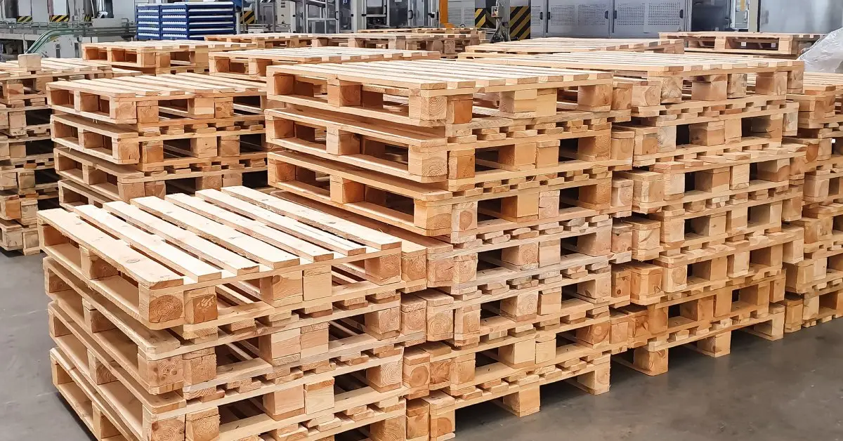 Pallet gỗ thành phẩm được tập kết tại nhà máy sản xuất