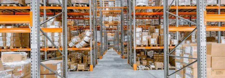 Pallet gỗ trong xếp dỡ và vận chuyển hàng hóa trong kho logistics