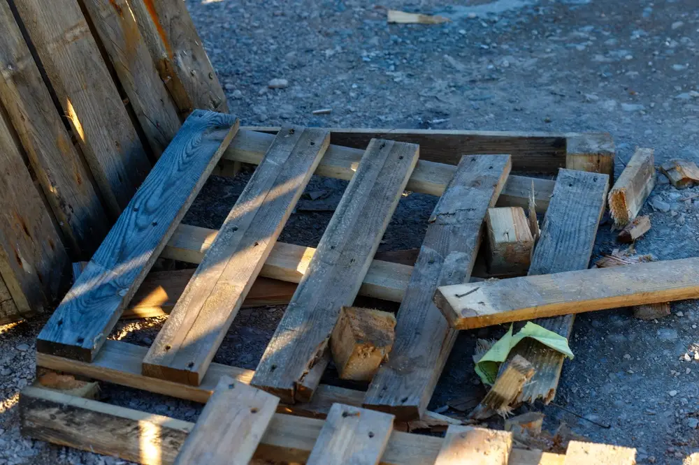 Pallet gỗ hư hỏng, nứt gãy làm suy giảm khả năng chịu tải