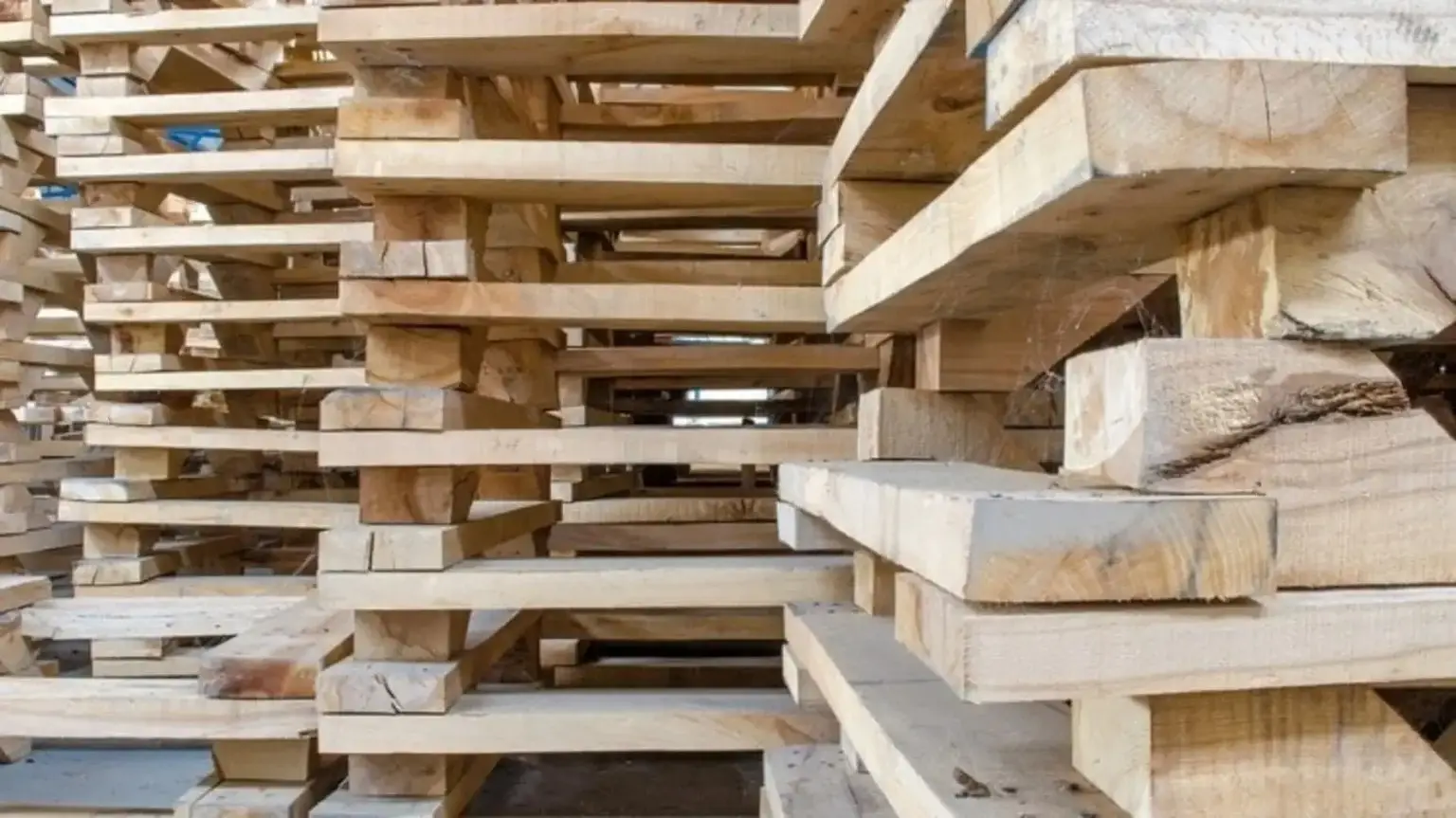 Các thanh đố chạy dọc theo chiều dài pallet, tạo thành khung để đỡ các ván mặt