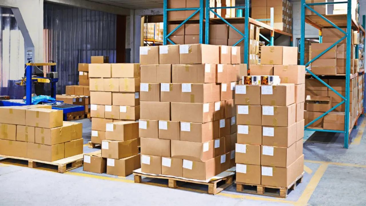 Pallet gỗ được sử dụng để lưu trữ và xếp hàng hóa trong kho