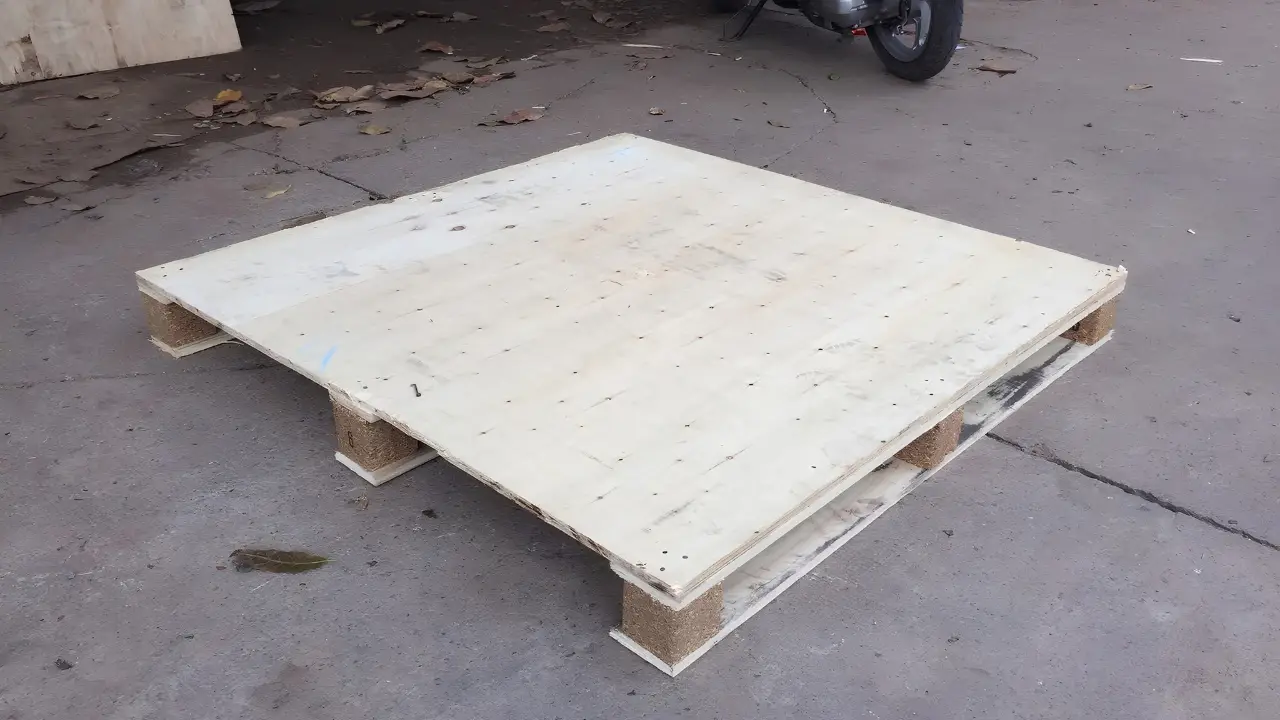 Pallet gỗ ép có bề mặt phẳng, kết cấu chắc chắn