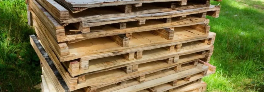 Pallet gỗ ép thành phẩm được xếp chồng sau sản xuất