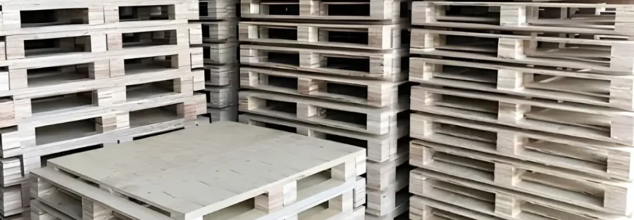 Pallet ván gỗ ép được xếp chồng gọn gàng tại kho